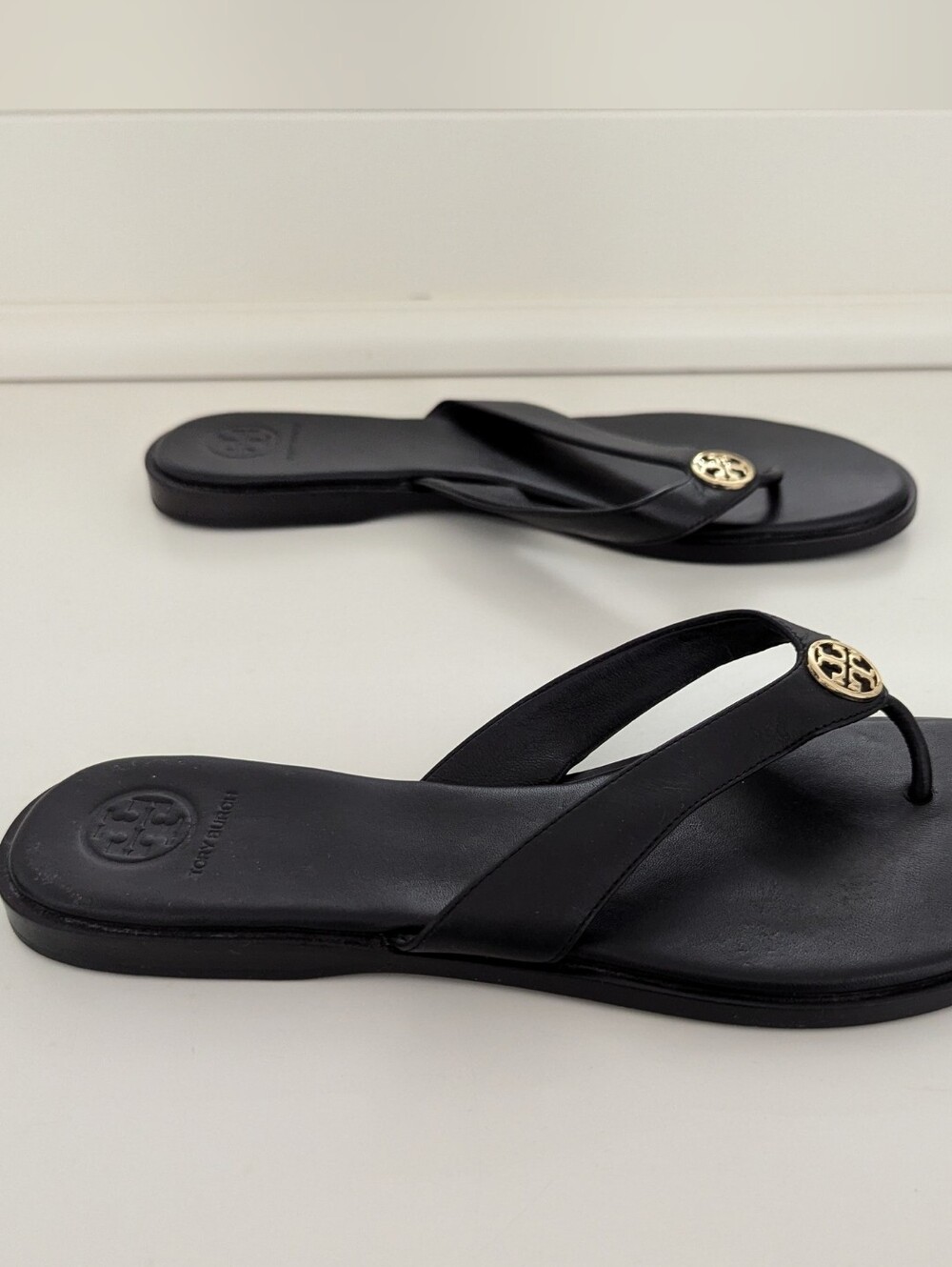 EUC! Tory Burch Benton Thong Sandal In Black Leather Size 9 - Picture 7 of 15